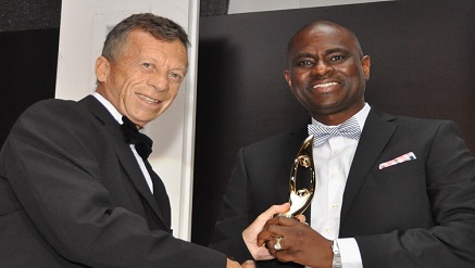 L-R, Greg Williams, Manager, Business Development, Paints and Coatings Manufacturers Nigeria Plc. (PCMN) handing over Airtel’s award as Best Company in Education CSR to Segun Ogunsanya, Managing Director and Chief Executive Officer, Airtel Nigeria, at The SERAs Awards 2014 held in Lagos on Saturday.